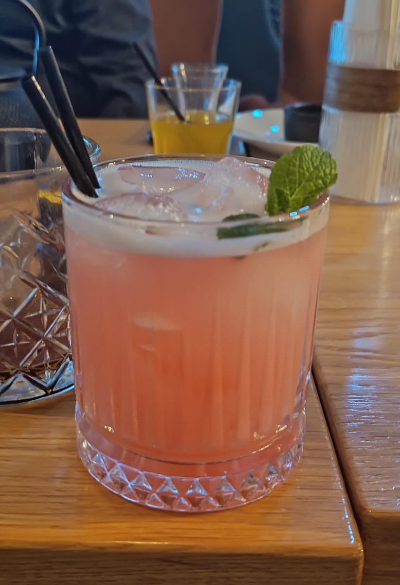 Иногда надо друзьям посидеть в баре и культурно провести время😉, идеальная вторая половина должна это понять