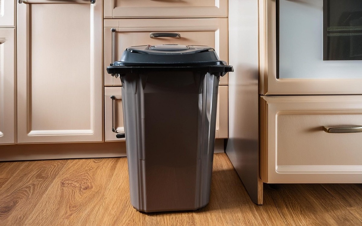 Забудьте о неприятном запахе из мусорного ведра: поможет старая газета и корица / Фото: Pogovorim.by