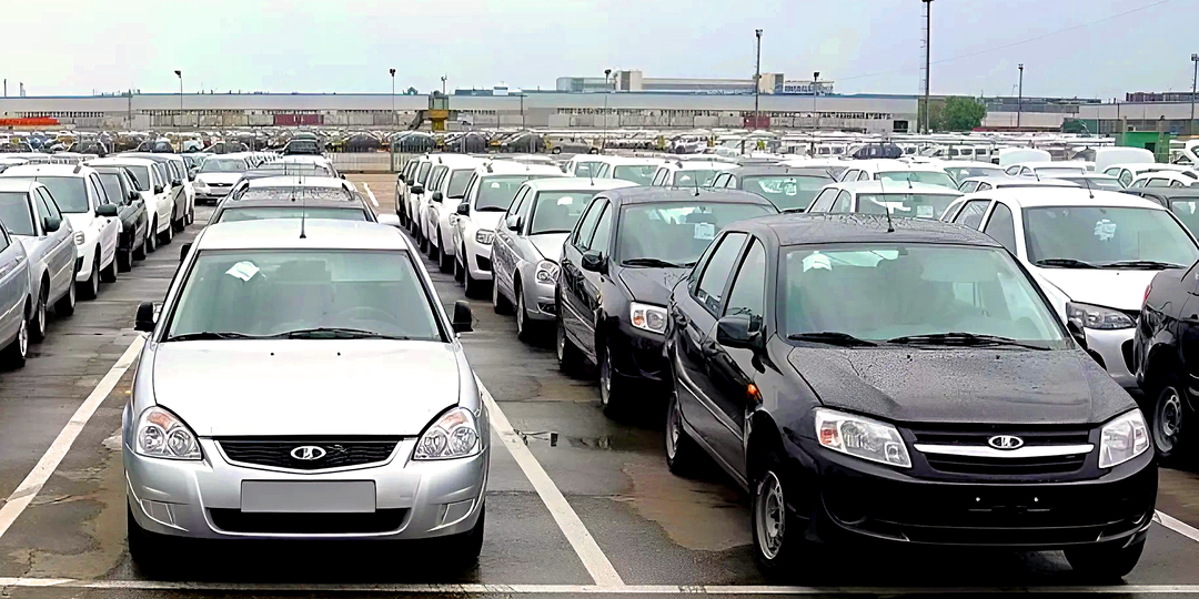 Последние судороги российского авторынка: АвтоВАЗ на грани остановки производства, а склады забиты под завязку