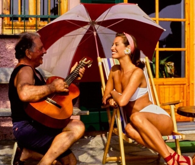 Серьга в ухе, небритость и юмор такой, донжуанский