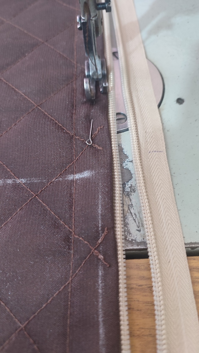 Пришиваем молнию к нижней части  . Фото автора. 