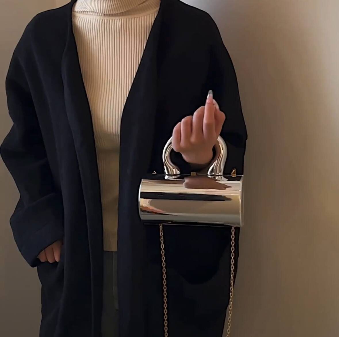 Когда речь идет о вечерних аксессуарах, невозможно не упомянуть клатчи — компактные, стильные сумки, которые не потеряли своей актуальности. В 2025 году клатчи снова в центре внимания. Они не только являются идеальным дополнением к вечернему наряду, но и позволяют выделиться среди множества других аксессуаров.