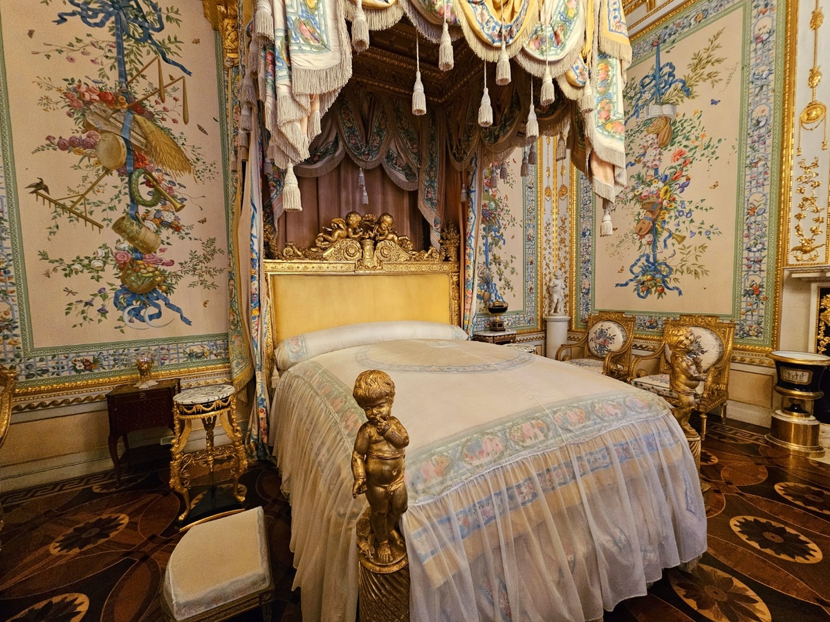 Парадная кровать.