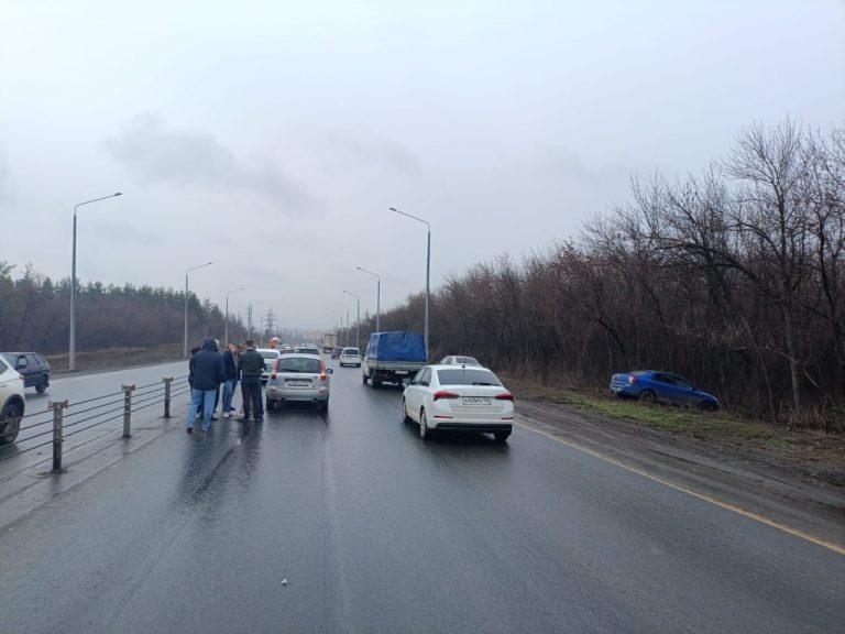    В Оренбурге на Загородном шоссе столкнулись четыре автомобиля Оренбуржье
