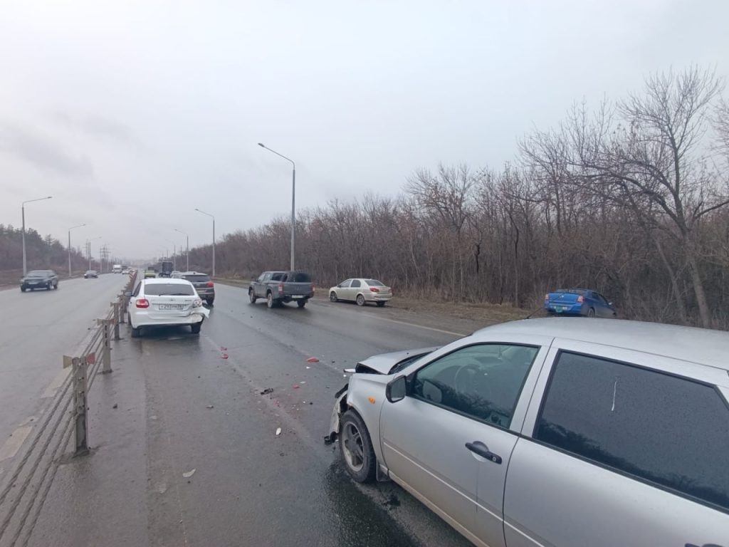    В Оренбурге на Загородном шоссе столкнулись четыре автомобиля Оренбуржье