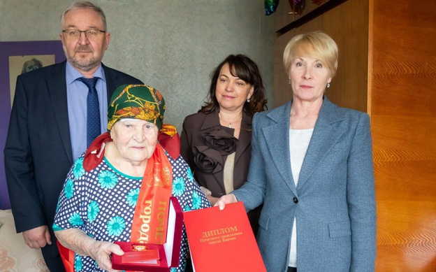    Елена Ковалёва вручила знаки почётных граждан участникам Великой Отечественной войны