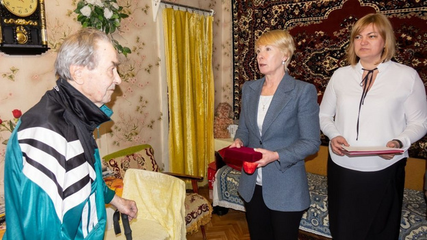    Елена Ковалёва вручила знаки почётных граждан участникам Великой Отечественной войны