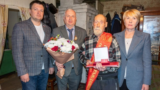    Елена Ковалёва вручила знаки почётных граждан участникам Великой Отечественной войны