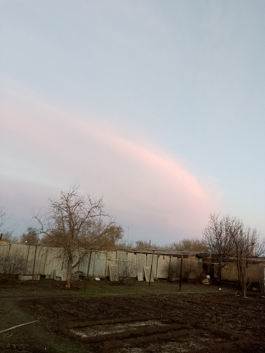 Розовое облако на закате дня