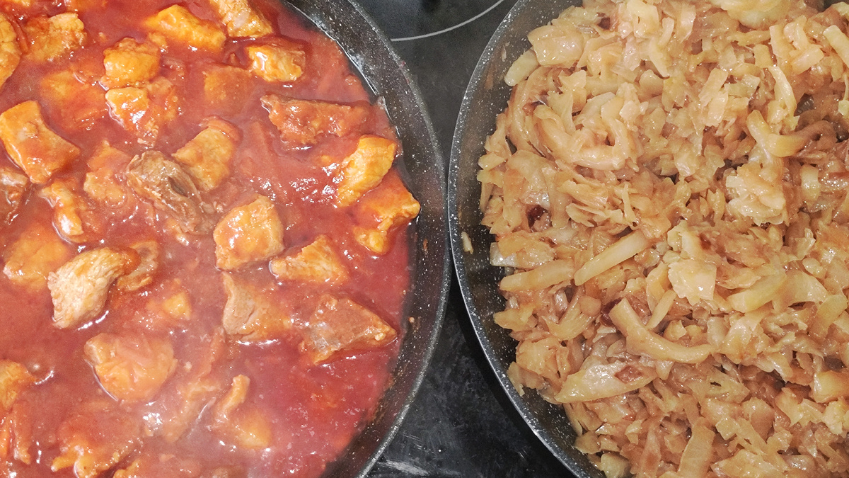 У меня к капусте тушёная свинина и рис.