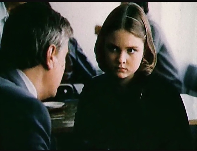 Кадр из "Противостояния" 1985 года. Олег Басилашвили повернут затылком и все внимание на дочь Юлиана Семёнова, сыгравшую эпизодическую роль журналистки. По-моему, просто превосходно сыгравшую! Очень тонко и опять-таки в самом лучшем смысле этого слова - "скупо"!