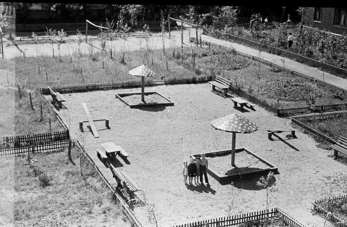 Огромная песочница в центре двора.