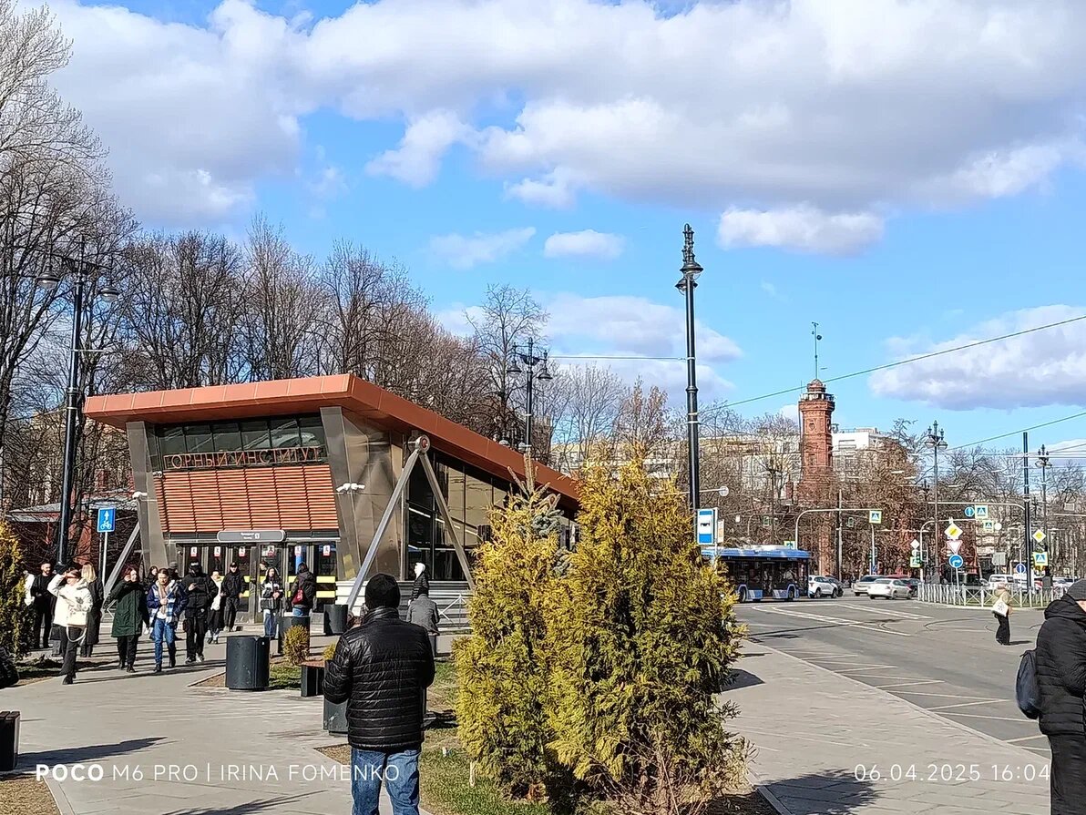 Вход в метро "Горный институт". Фото автора