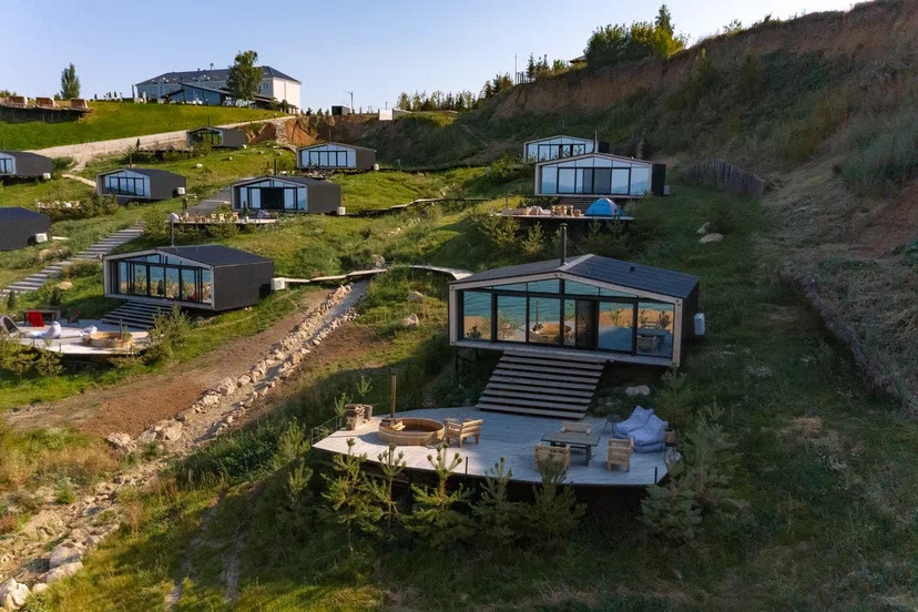 Форматы глэмпингов могут быть очень разнообразными, но основным фактором, привлекающим туристов, пожалуй, выступает локация — красивая природа и свежий воздух, водные объекты рядом, наличие вблизи интересных достопримечательностей.