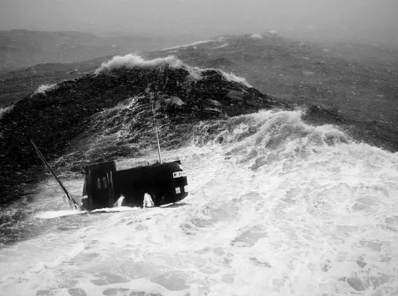 Это фото из интернета дает примерную картину всего происходящего в Аравийском море. У нас было примерно так, если не круче.  Фото:  yaplakal.com