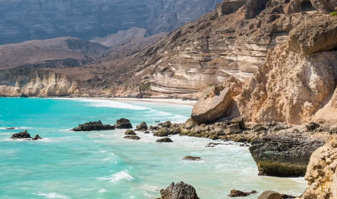 Берег Аравийского моря, скалы Омана.  Фото:  viajes.nationalgeographic.com.es