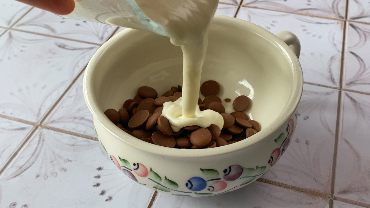 Шаг 1. Разогрейте сливки и добавьте их к шоколаду.