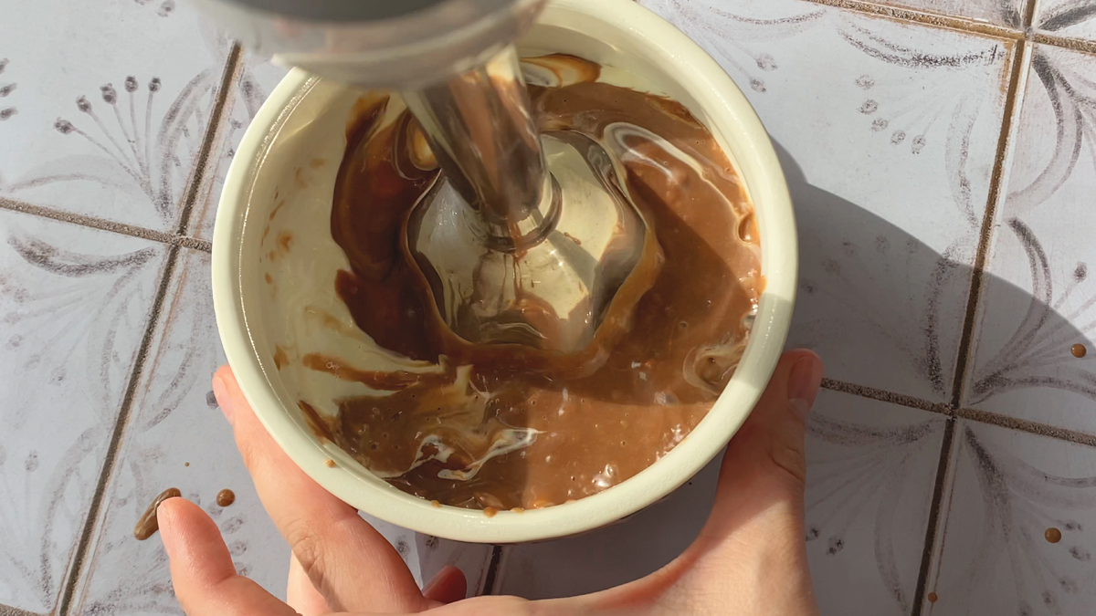 Смешайте погружным белнедром.