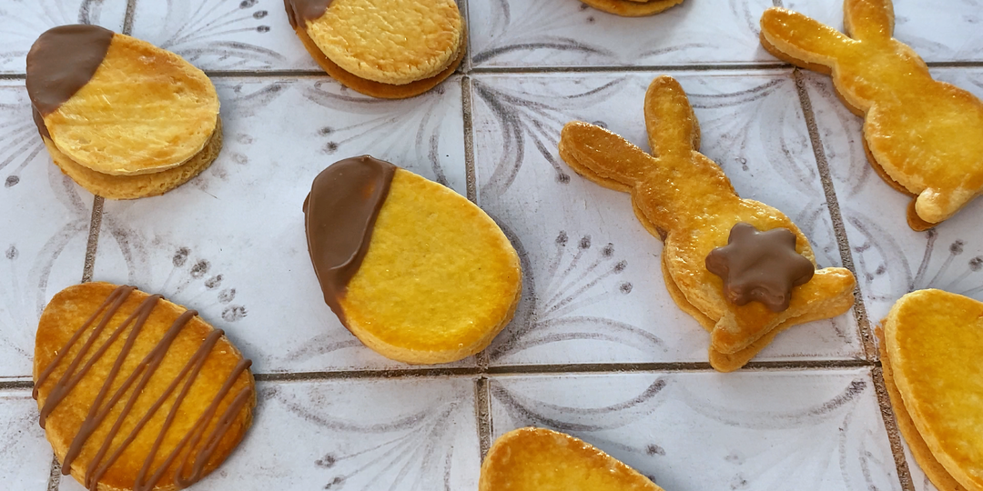 Идея угощения на Пасху: простое и вкусное песочное печенье в виде яиц с шоколадом