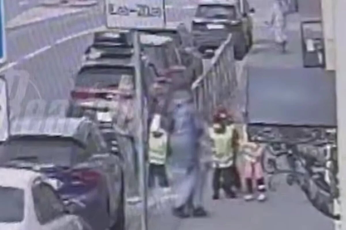    Падение кирпича на голову малыша на Васильевском острове попало на видео