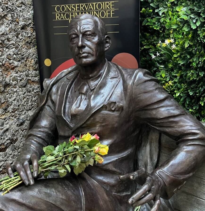 Памятник Сергею Рахманинову во дворе Парижской консерватории