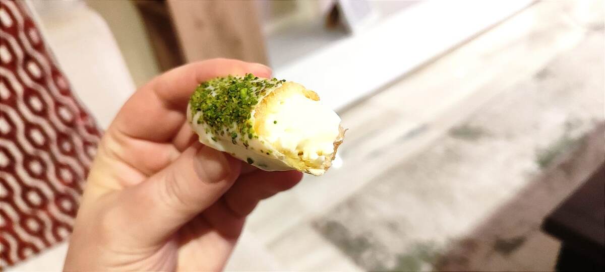 Эклер в разломе