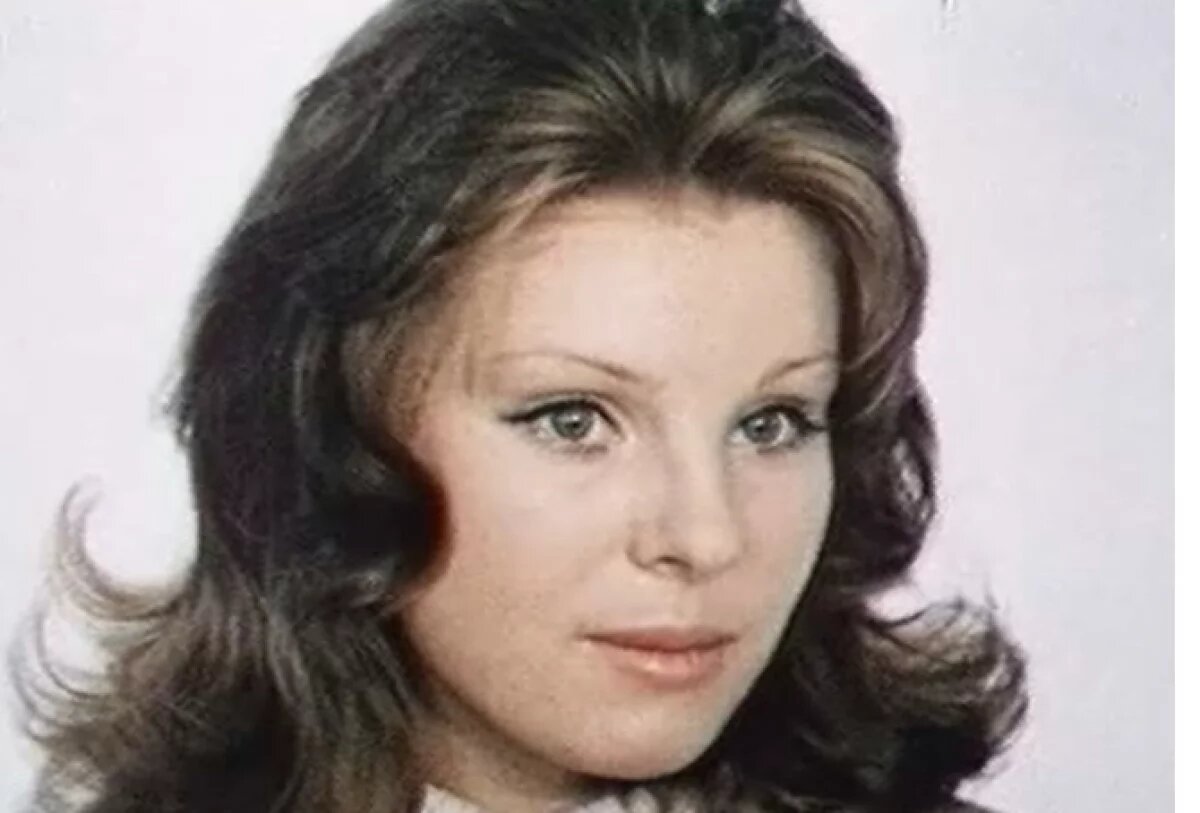    Жгла мусор в камине.