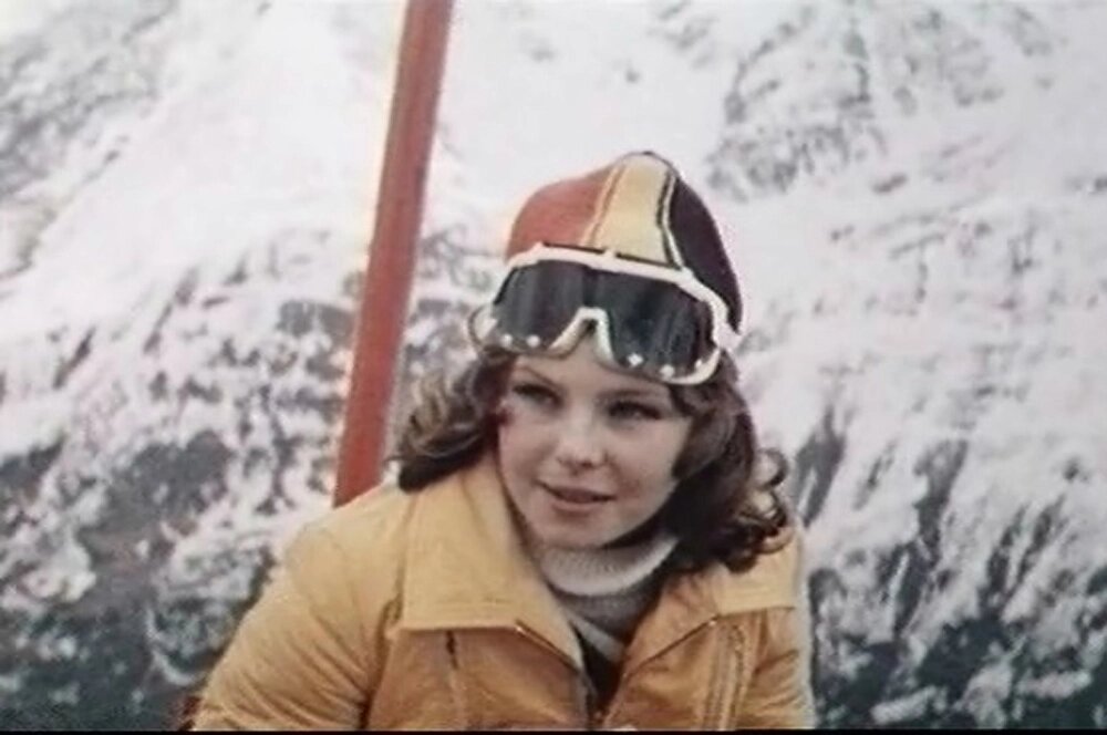    Людмила Суворкина. Кадр из вильма «Центровой из поднебесья», 1975 г.