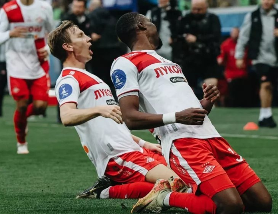 Наиль Умяров после своего первого гола в ворота "Ростова"; вместе с Мартинсом...