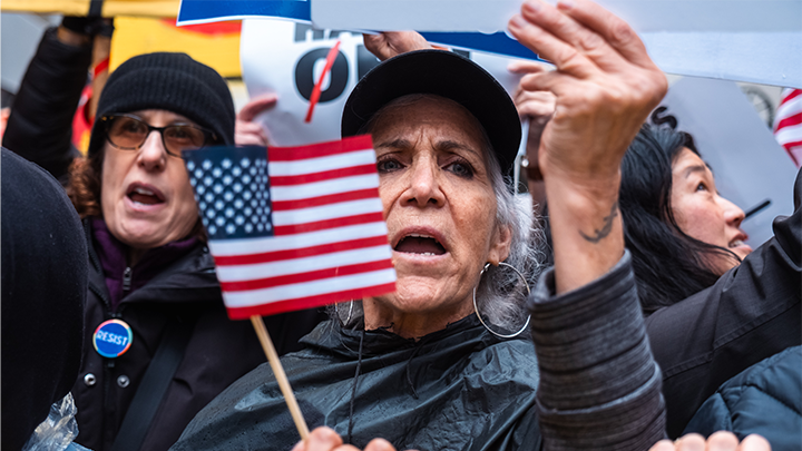 Большое количество сторонников идеи MAGA (Make America Great Again), на которых опирается Трамп, поддерживают Трампа-пацифиста, обещавшего своим избирателям прекратить агрессивные войны. Фото: Syndi Pilar/Globallookpres