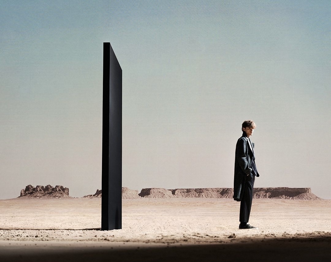 Однако, не стоит самим путать на каком уровне должны происходить эти контакты. 
Не надо переходить на излишнее сближение. Достаточно, чтоб каждый хорошо выполнял свою работу, не склоняя другого к симпатии. 

Всем становится внутренне свободно, когда один и другой отпускает своё «надо всем нравиться»! 
Все происходит куда гораздо мягче, чем могло быть, когда мы стремимся ко всеобщему признанию и убеждаем других влюбляться в нас. 

Они не отвлекаются на наш внутренний запрос, который просто не могут удовлетворить. Остаются собой и уделяют всю не растраченную  на сопротивление нам энергию качеству выполнения прямой задачи в нашем с ними контакте. 

Мы не можем нравиться всем! 
Главное, чтоб мы нравились себе и уважали других по праву их присутствия в этом мире! 

Равно, как и нет смысла подсчитывать чего мы больше делаем в жизни: добра или зла 
Потому как и добром можно сотворить зло. 

Зачем людям так нужна оценка своим действиям, когда куда гораздо важнее научиться себя любить. Любящий человек никогда не станет целенаправленно причинять боль другим. 

Да и где шкала, определяющая грань добра и зла? 
Эти градации у каждого в голове, и они весьма индивидуальны. 
Сколько нам в ответ на наши поступки сказали «спасибо», или быть может нас  продавили на чувство жалости? 