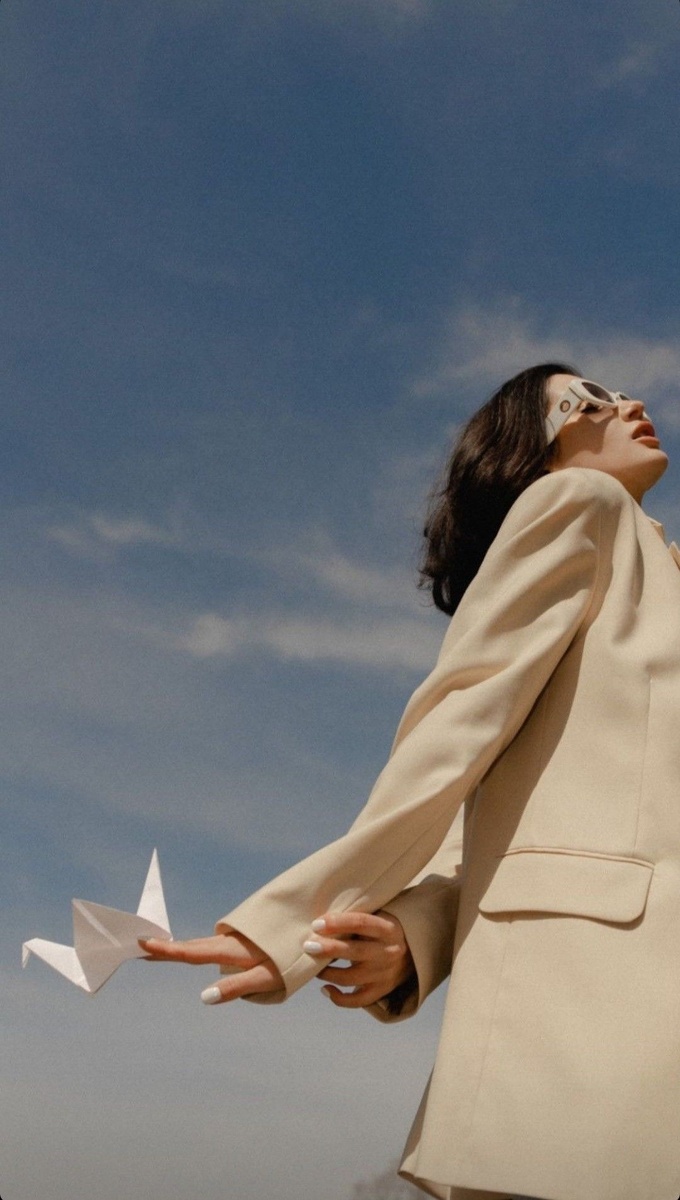 А значит, помимо того, что пересмотреть мысль и наметить новые шаги, сейчас необходимо вернуть себе себя, свои желания, свой стиль, свою манеру исполнения и реализации.
⠀
Вероятно, мы в чем-то с собой изначально не достаточно знакомы, не слышим внутренний голос, значительно ориентированы  на общественное мнение. Пришло время познать себя,  услышать свое желание, идущее от души, и придерживаться его.
⠀
Когда мы прикладываем много усилий в то, что нам не нужно, боль нас заставляет отпустить ситуацию, приостановить затраты сил и  наблюдать за происходящим, чтобы увидеть для себя нечто иное. Позволить себе довериться жизни и тем колебаниям, которые идут в атмосфере.
Сосуды среагировали на метеорологические скачки, тело чувствует погодные изменения.  А мы взаимосвязаны: природа и каждый, кто в ней сосуществует.
⠀
Наша задача - расслабиться, сонастроиться, принять все колебания и позволить пройти через тело, которое преобразовывается и все пространство структурирует вокруг через себя.
⠀
Наше тело невероятно мудрое. Психосоматика - работающая наука.
Мир с нами в диалоге.
И все вместе для того, чтоб мы учились слушать сердце!