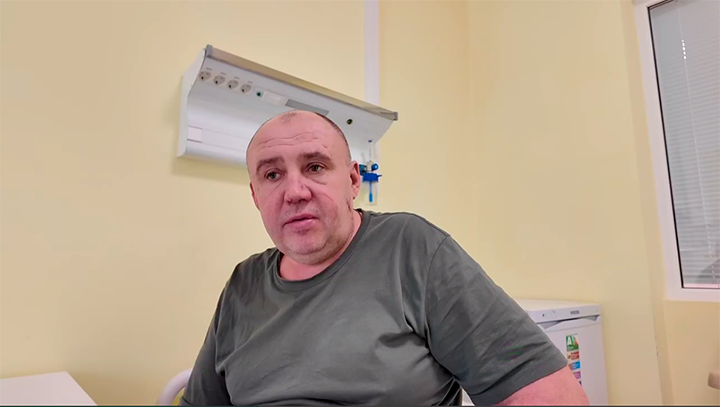 Житель Николаево-Дарьино видел, как вэсэушники гонят через его деревню ворованную сельхозтехнику на Украину и вывозят грузовиками русское добро//Скриншот видео из ТГ-канала Родиона Мирошника.