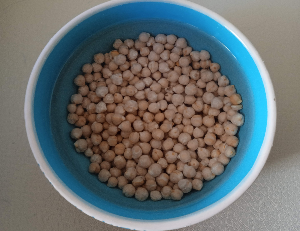 Заливаем нут водой на 12 часов