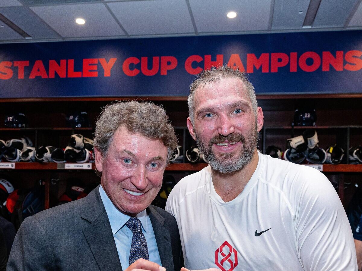    Хоккеист "Вашингтон Кэпиталз" Александр Овечкин и Уэйн Гретцки© Фото : x.com/capitals