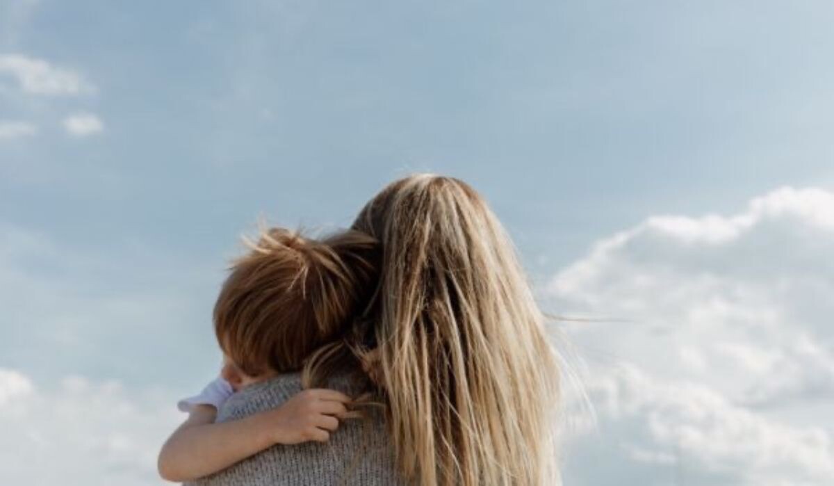     Девушка с ребёнком. Источник: vestivrn.ru Автор фото: Unsplash