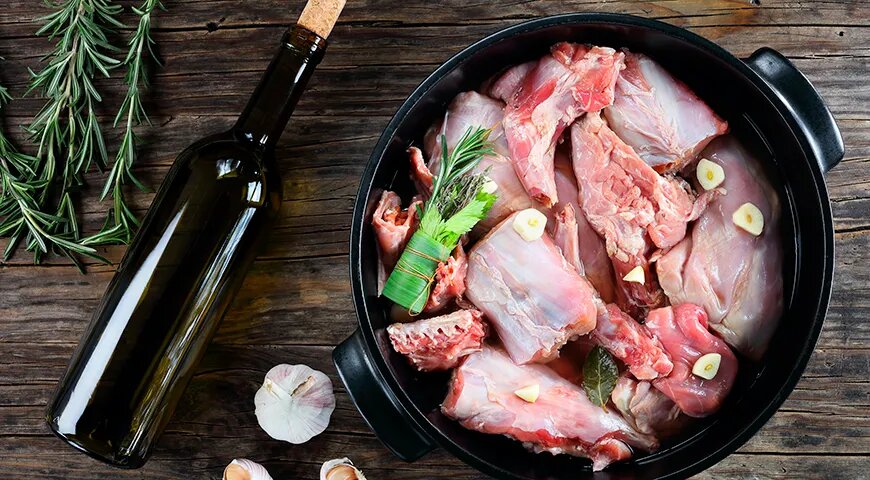   Винный маринад для кролика в духовке (Shutterstock/FOTODOM)