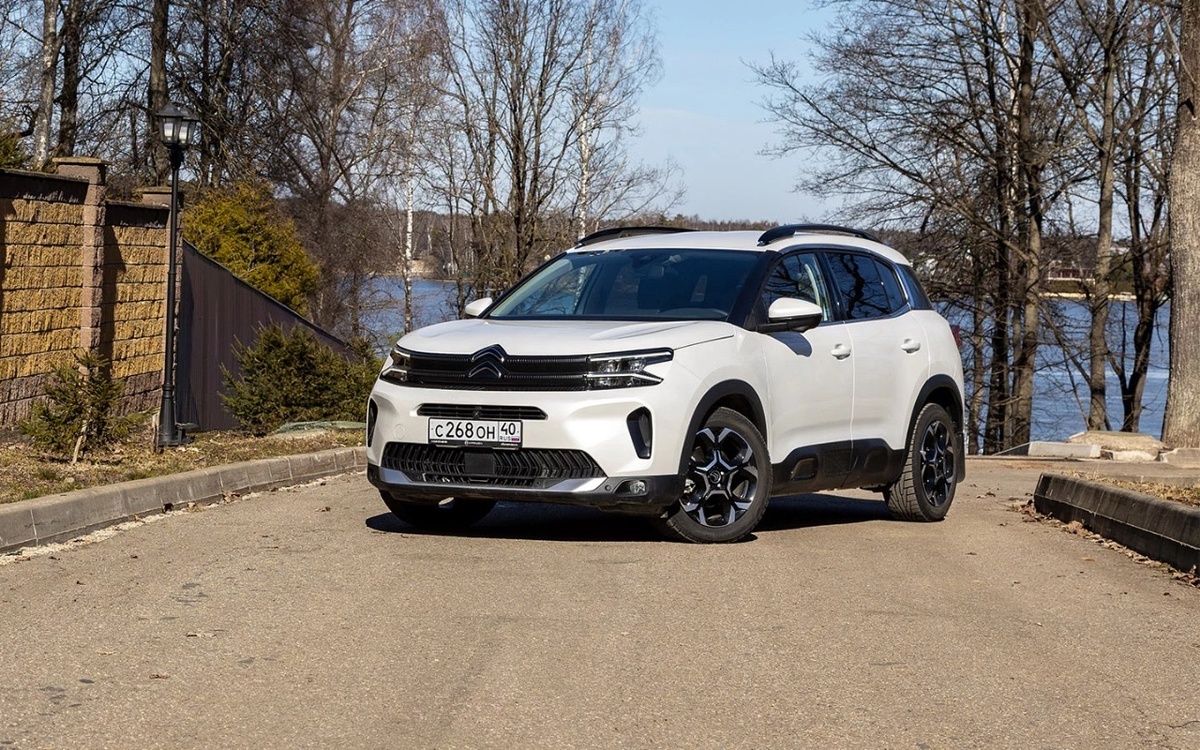 С обновлением C5 Aircross стряхнул с себя украшательства в виде красных вставок на рейлингах, переднем бампере и дверных накладках. Теперь это строгий черный декор. А двухуровневая оптика уступила место единому блоку фар.