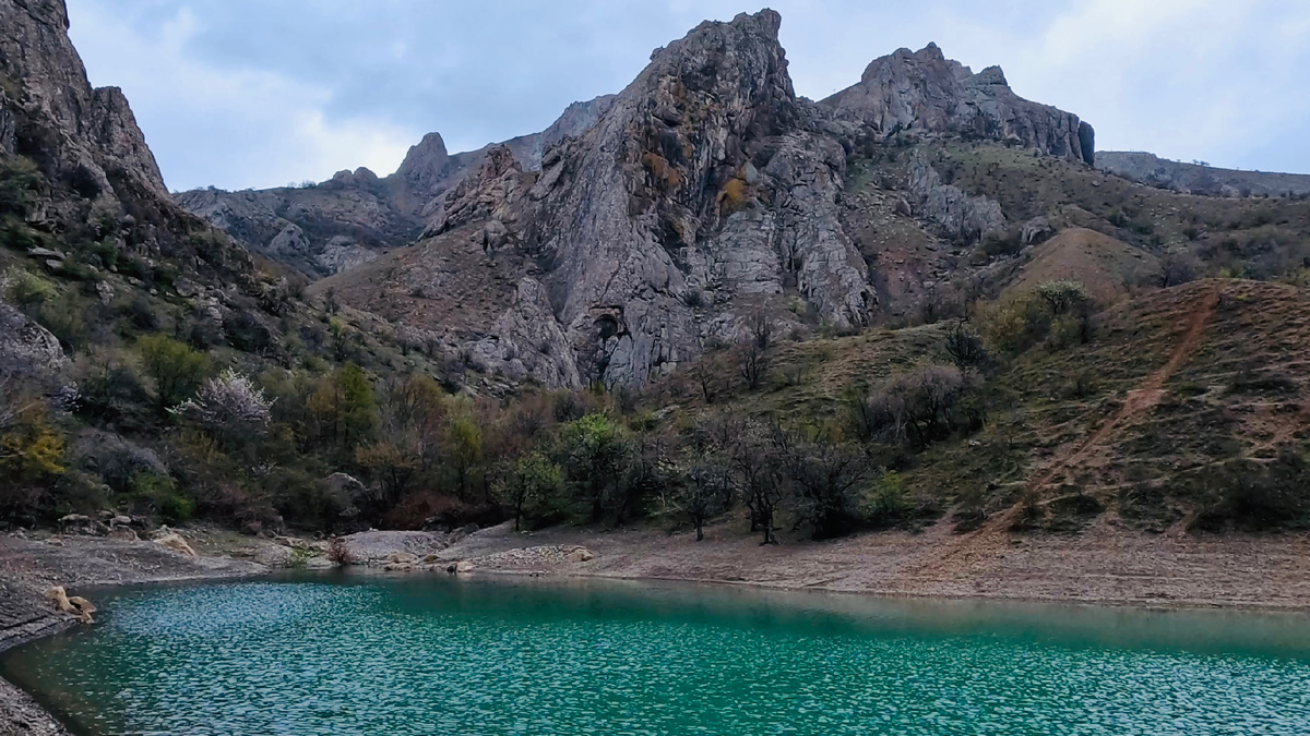 Изумрудное озеро в Крыму