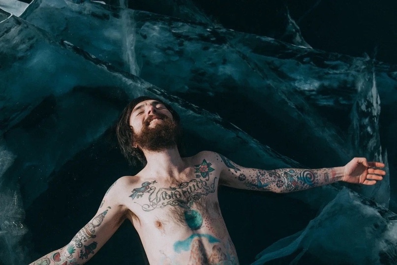 Виктор Серебренников на льду Байкала. Фото: Регина Ступурайте