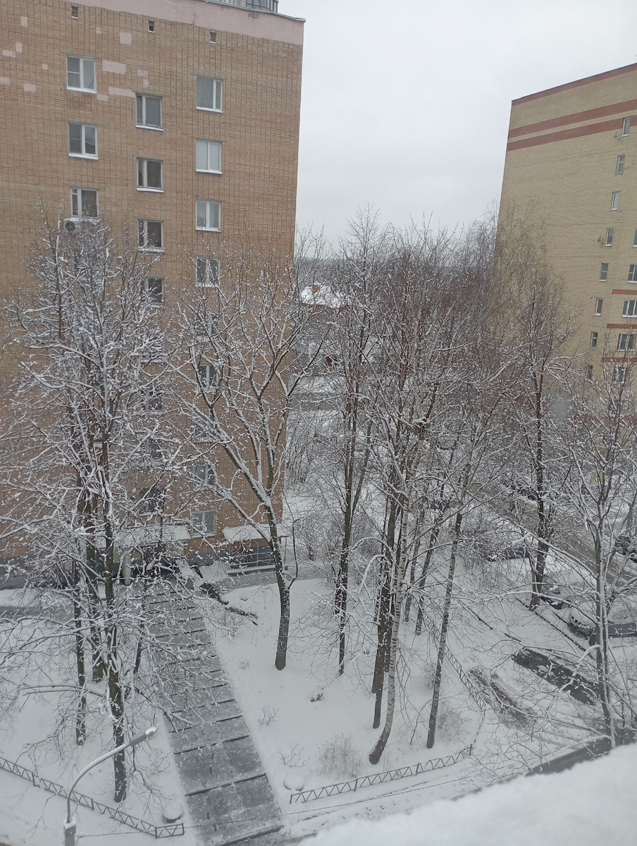 Красиво лежит... Я про снег. Как в январе.... 