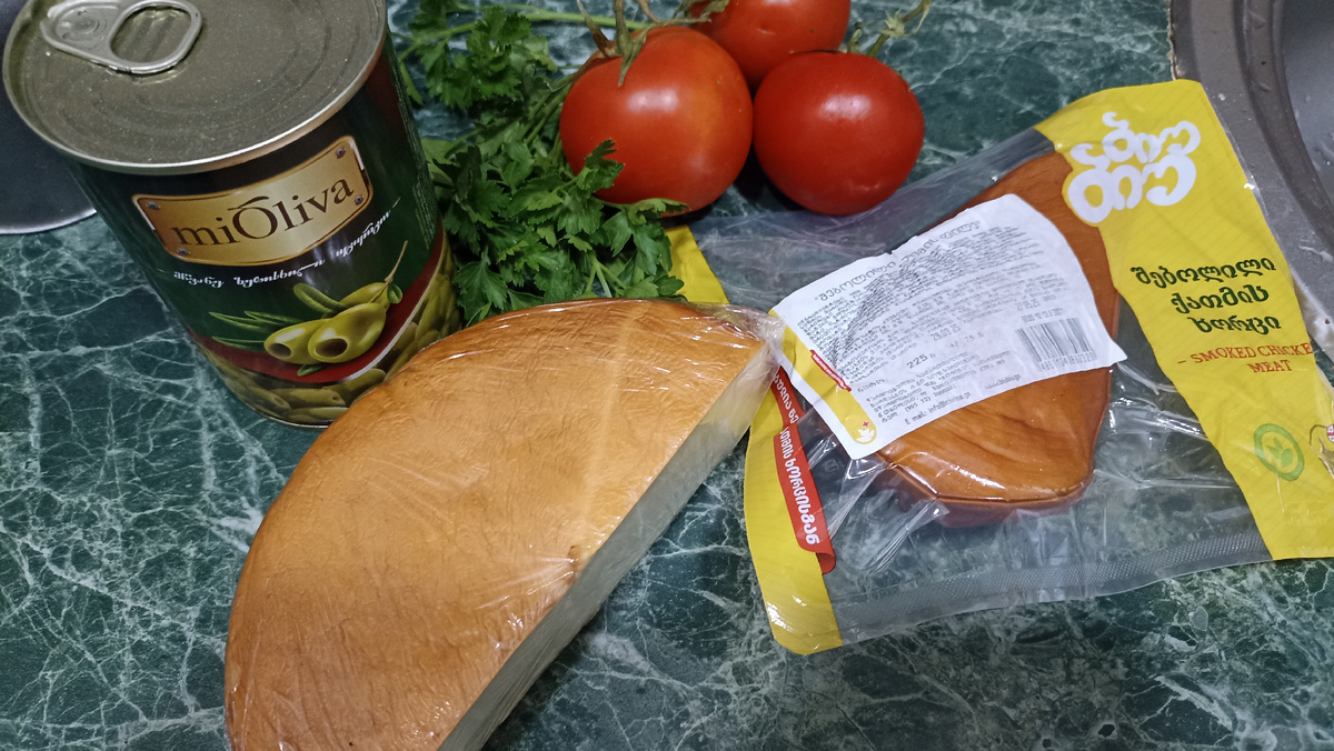 Некоторые ингредиенты для начинки пиццы на сковороде по-грузински 