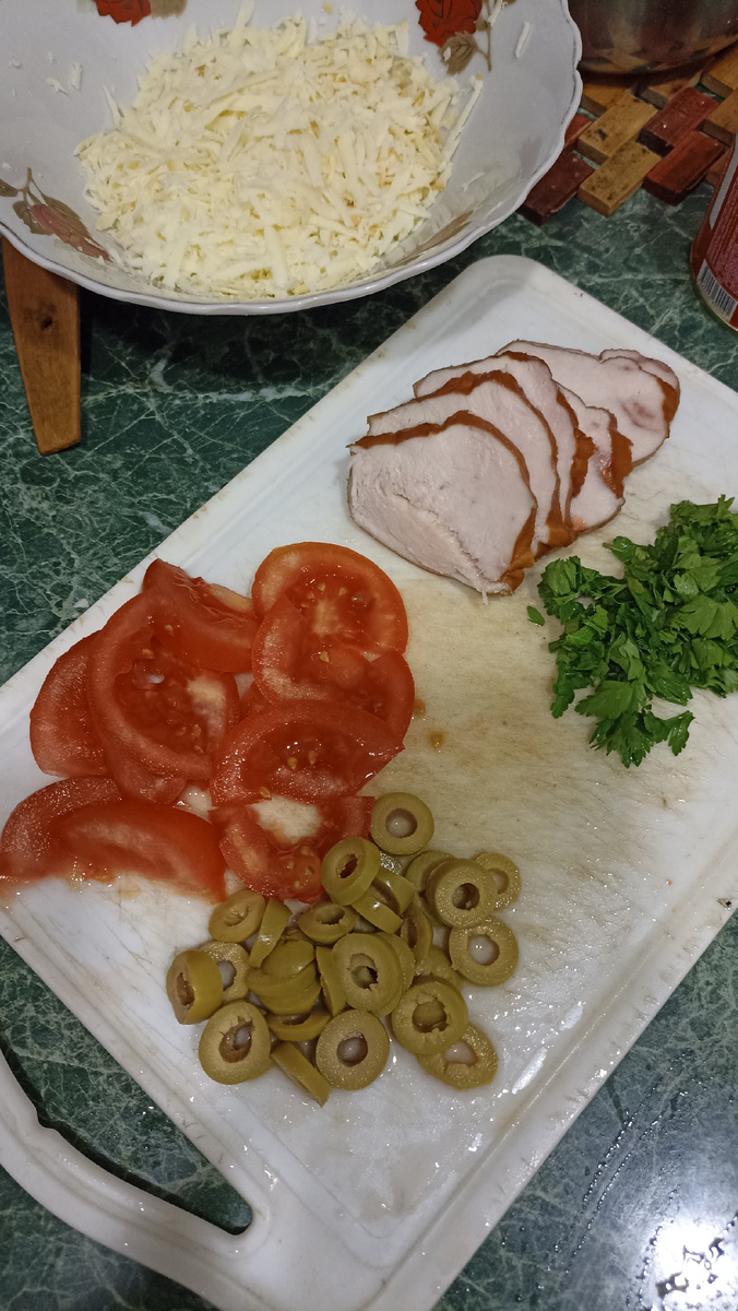 Подготовка ингредиентов для начинки пиццы на сковороде по-грузински