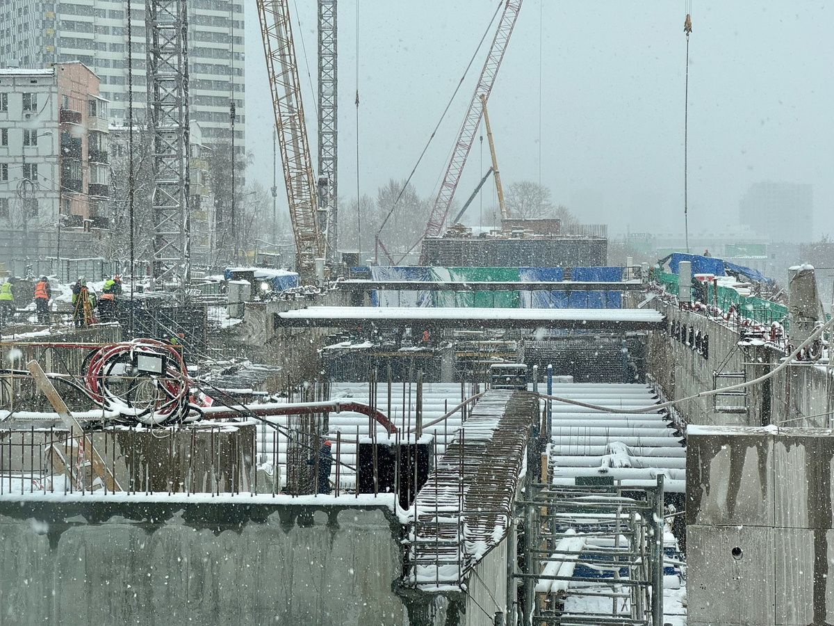📷 1.2: Продолжается активное возведение монолитных конструкций пересадочного вестибюля.