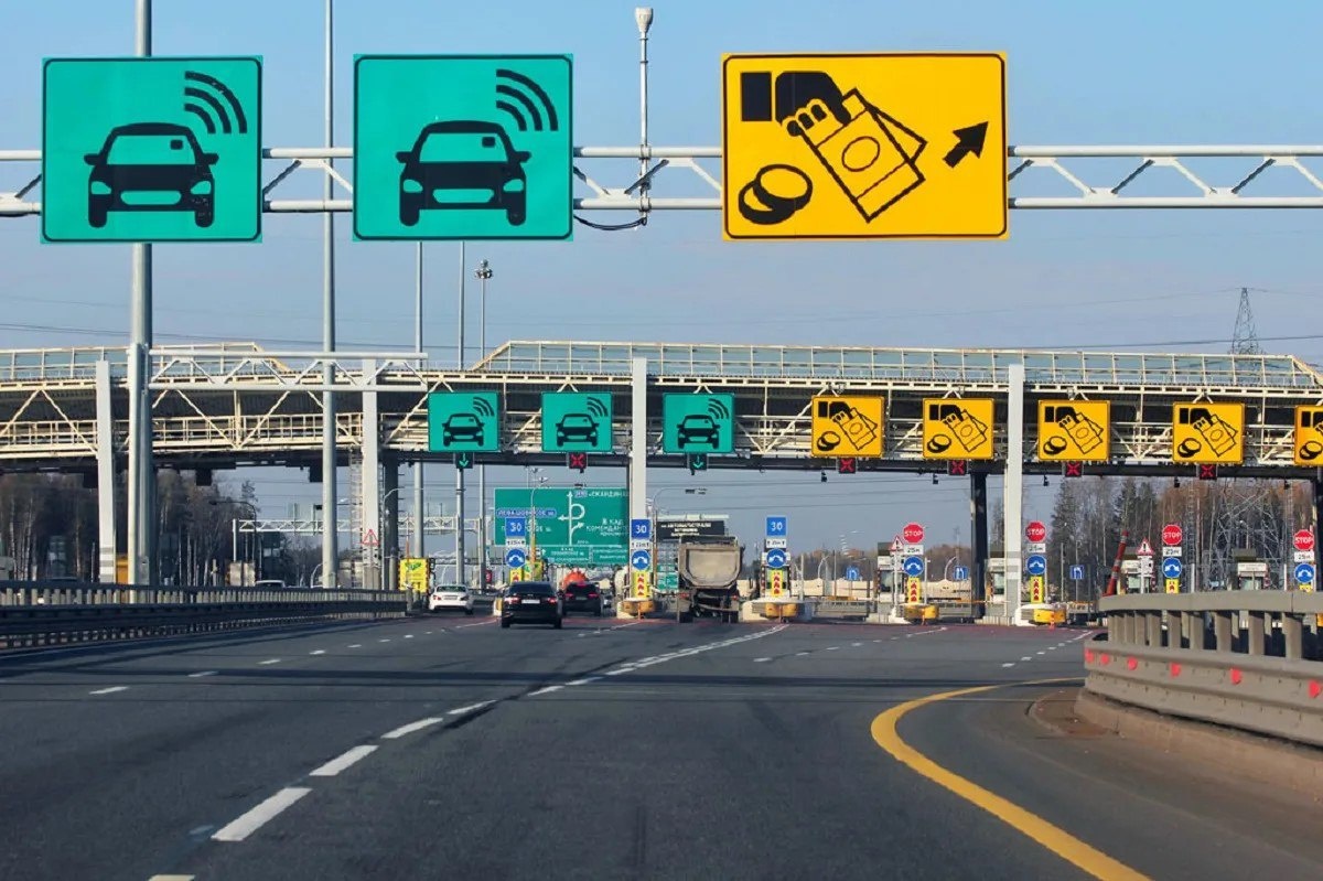 Почти 122 млрд рублей собрал Автодор за проезд по платным трассам в 2024 году.