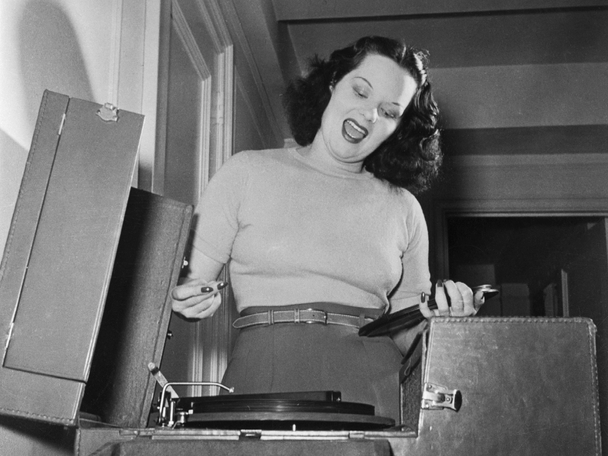 Вирджиния слушает музыку