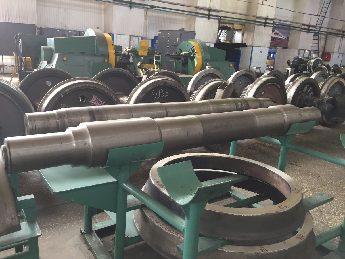 Ось колесной пары и бандаж в колесном цеху сервисного локомотивного депо