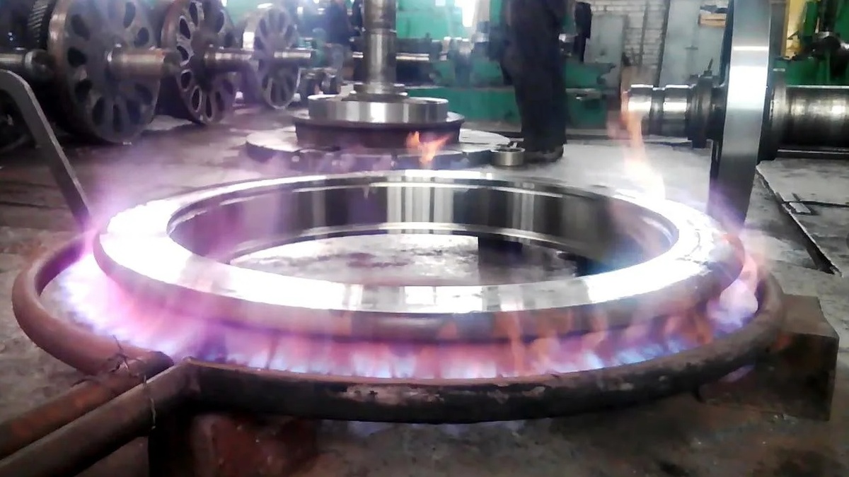 Бандаж перед посадкой на колесный центр нагревают на газовом горне до 350 градусов