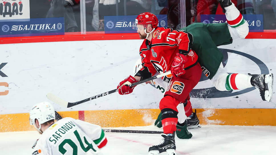    Матч между командами "Автомобилист" (Екатеринбург) - "Ак Барс" (Казань).