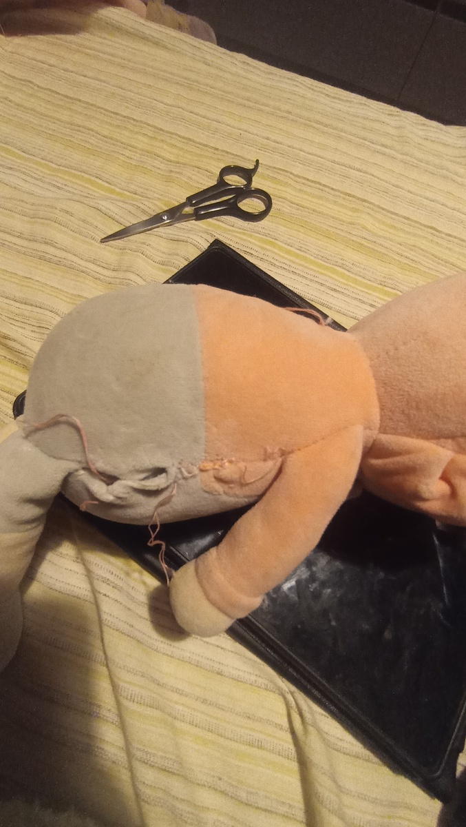 Пришел серенький котик, укусил за животик. 